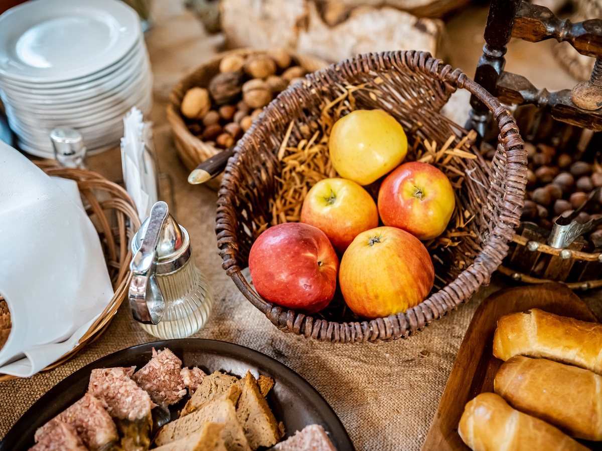Apples — motif of roast duck with apples
