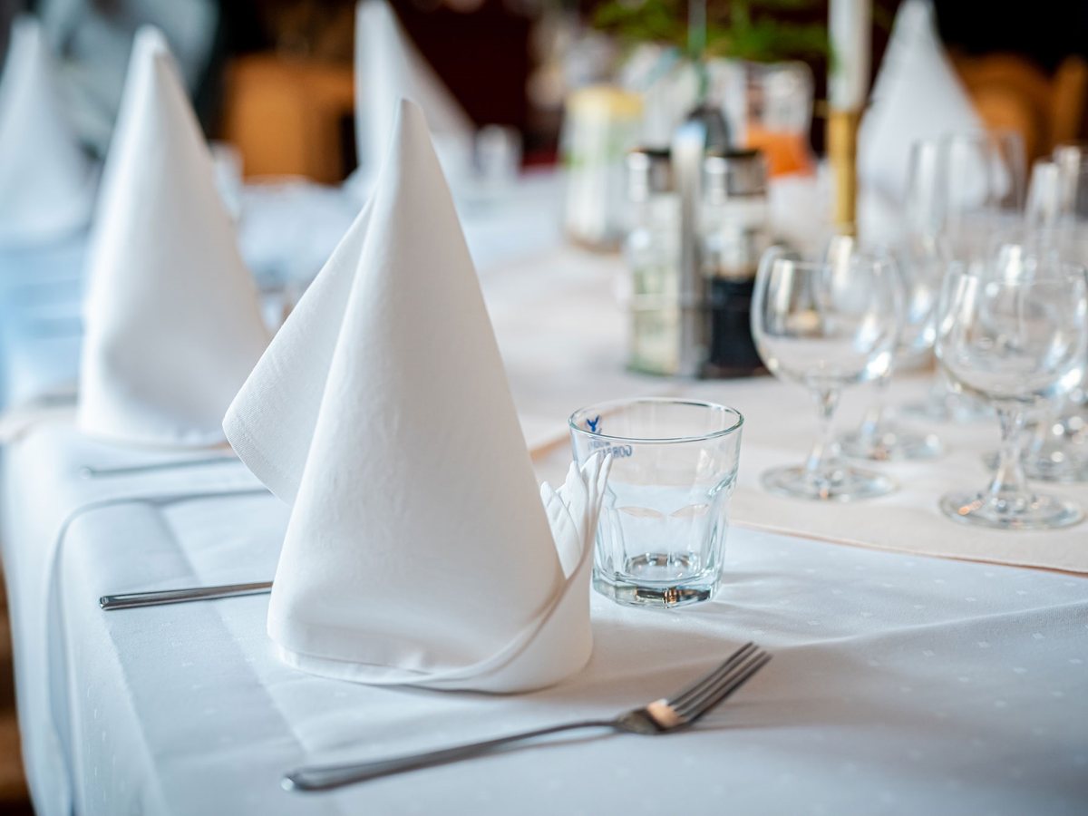 White tablecloth and napkins in the dining room