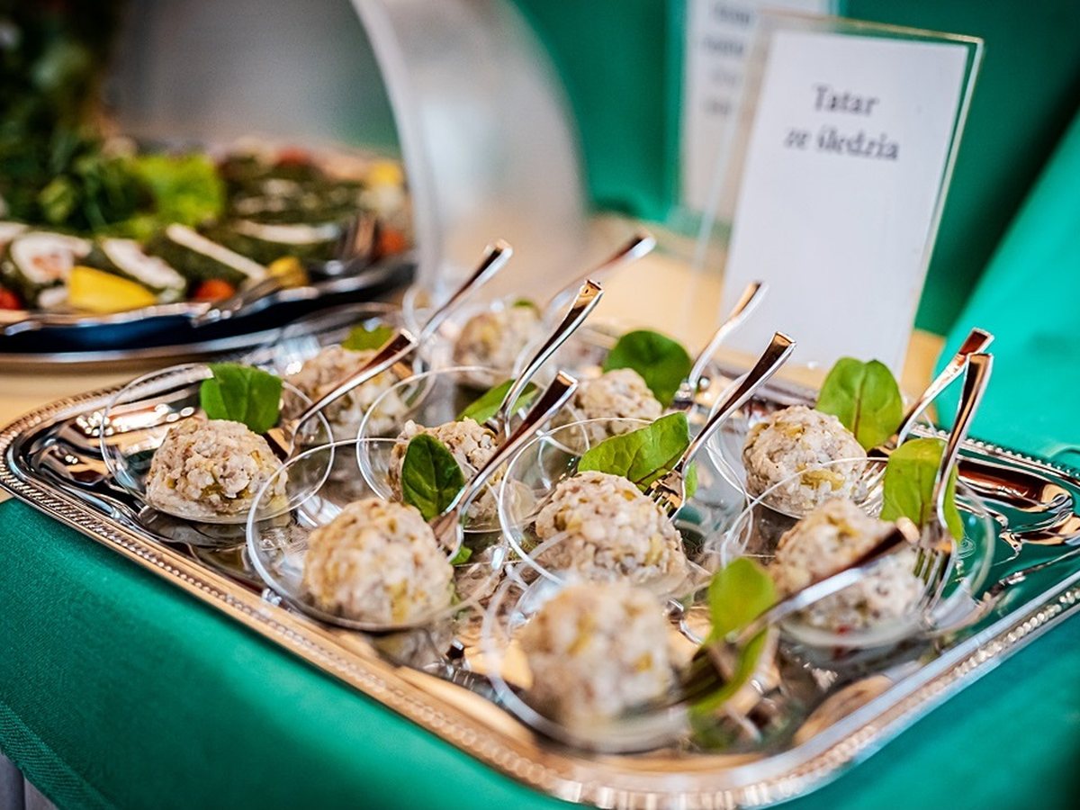 Traditional tartare on a buffet tray